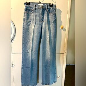 Wide leg, fitted mid rise LOFT jeans in light rinse, size 25